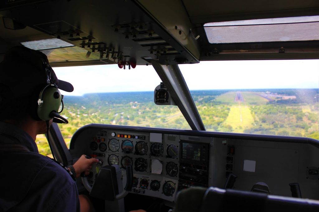 Cadente pilotando avião no curso preparatório - EPCAR