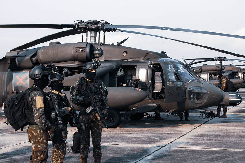 Militares ao lado do helicóptero