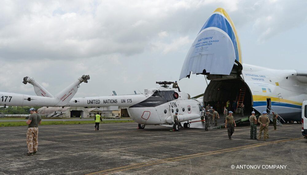 Helicóptero sendo carregado no Antonov An-225 Mriya
