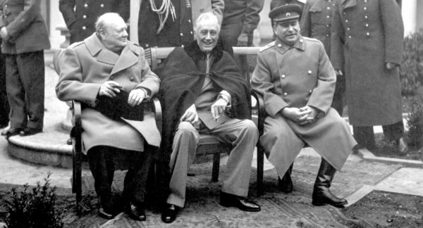 Churchill, Roosevelt e Stálin em Yalta no dia da vitória