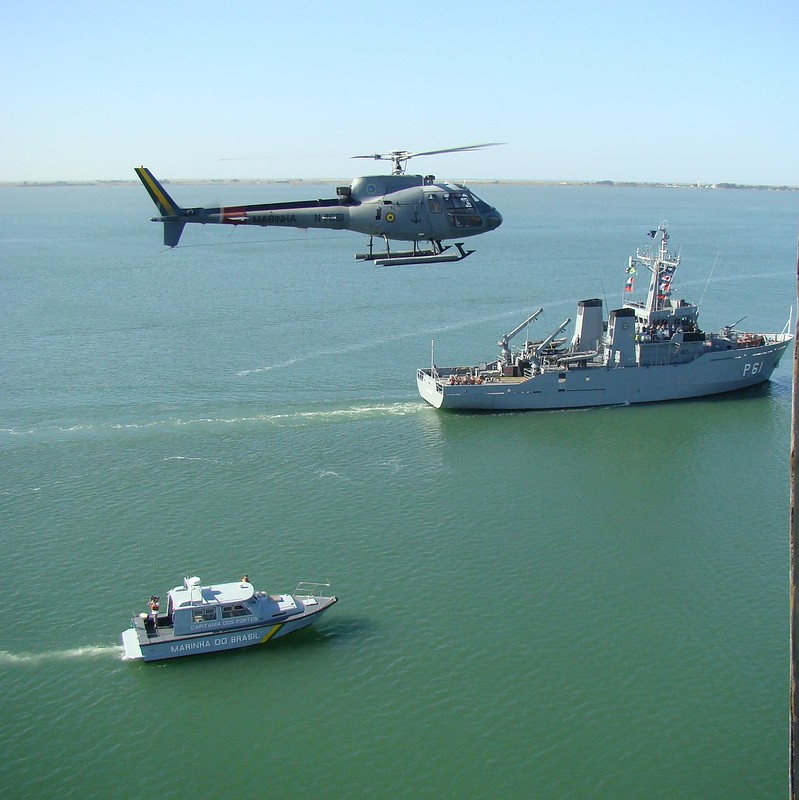 Helicóptero e navios da Marinha