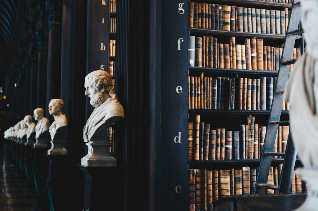 Biblioteca com bustos de filósofos e pensadores 